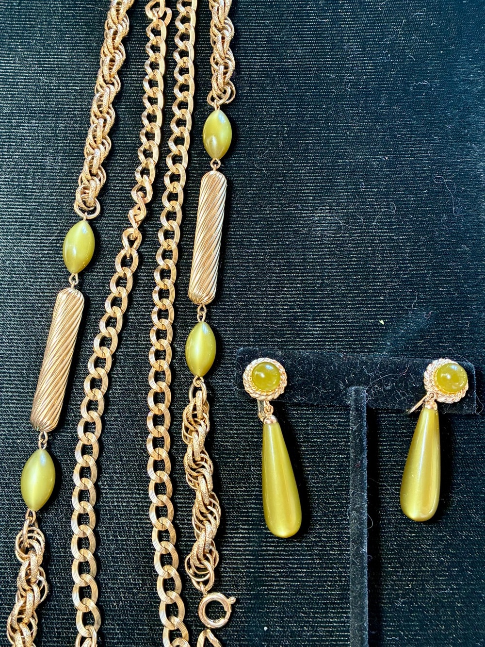 Vintage 1970 Gold-Tone & Olive Green Drop clip on Earring, Necklace Set